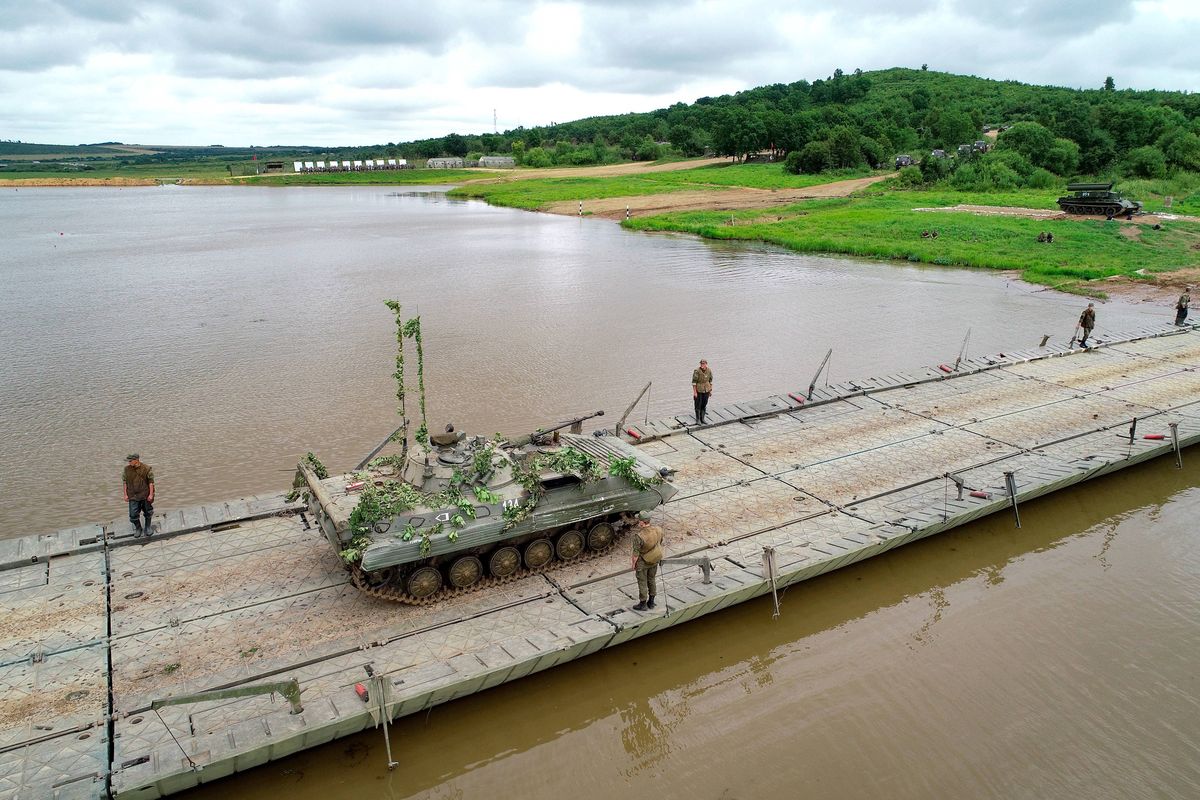 Rosjanie zbudowali most na rzece Prypeć przy granicy białorusko-ukraińskiej