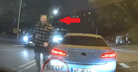 Awantura na drodze w Łodzi. "Uderzył z pięści w lusterko"