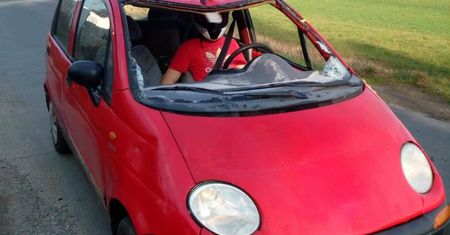 Polski Stig w Matizie. Bez szyby i lusterka, ale w kasku i pasach