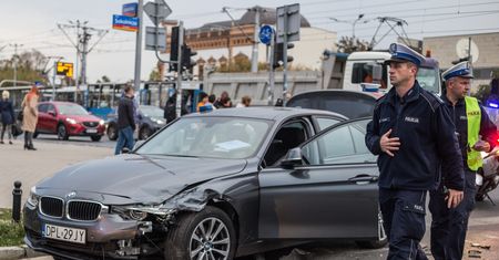 Połowa nieoznakowanych radiowozów BMW brała udział w kolizjach. Policja się tłumaczy