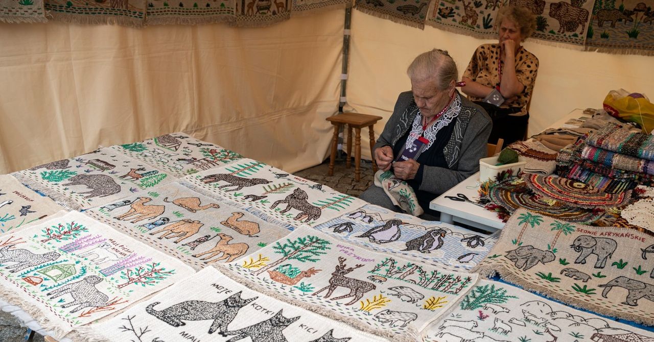 Piknik tkacki w Białymstoku. Mieszkańcy poznali bliżej tradycyjne tkactwo i spotkali się mistrzami tego rzemiosła