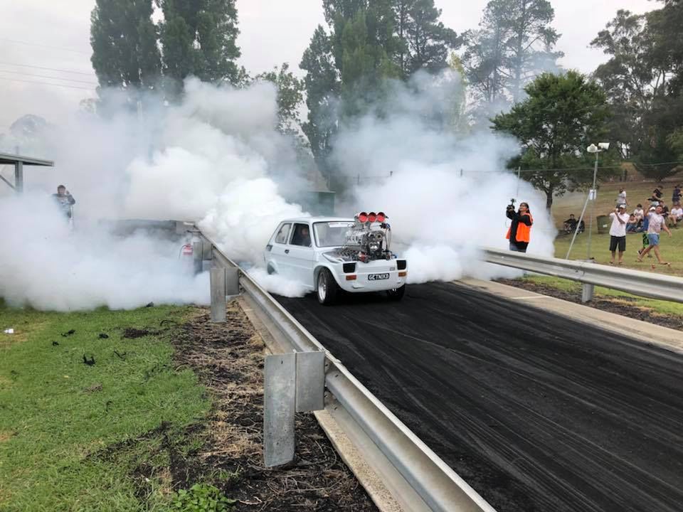 Australijczycy oszaleli na punkcie małego Fiata. Ich wersja ma silnik większy niż auto