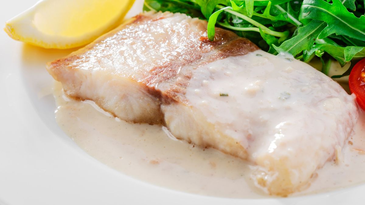 Ryba w sosie jeszcze nigdy nie była smaczniejsza. Wystarczył jeden dodatek