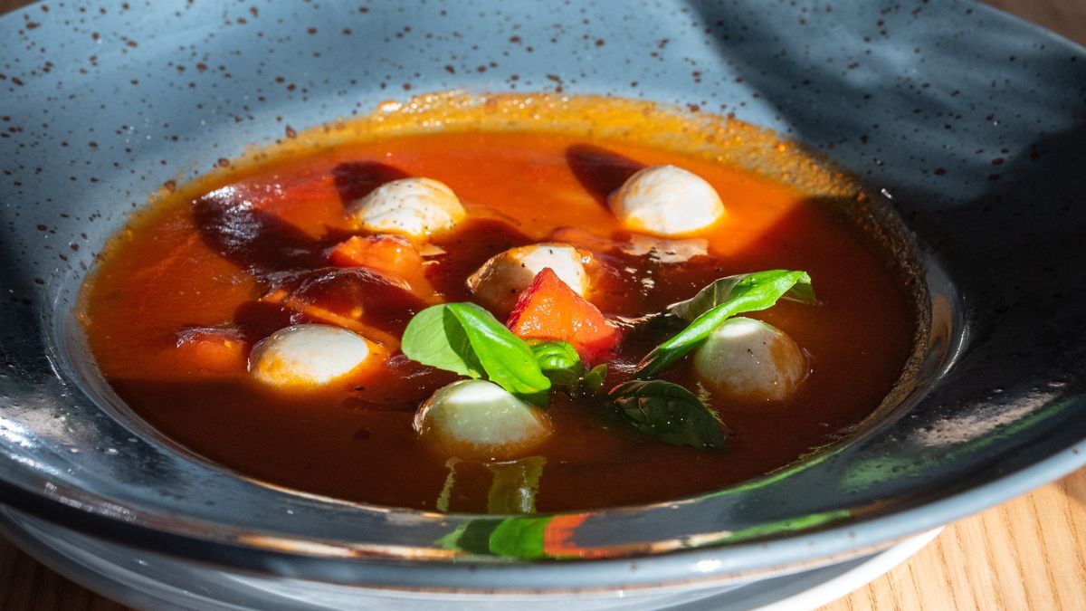 Krem pomidorowy z kulkami mozzarelli