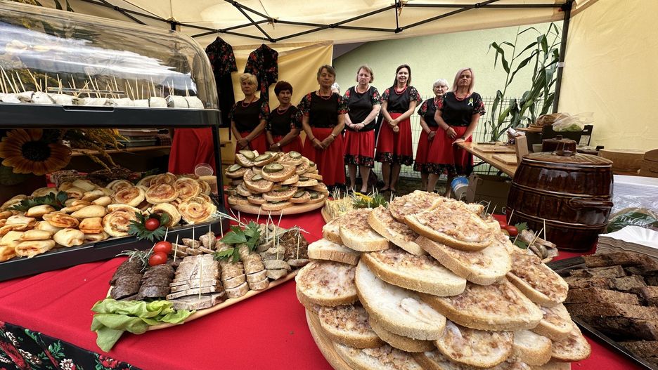 Członkowie Kół Gospodyń Wiejskich z gminy Kluki przygotowali wiele pysznych dań na dożynki