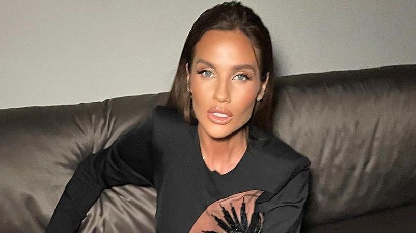 Karolina Gilon w sukience z prześwitującymi wstawkami