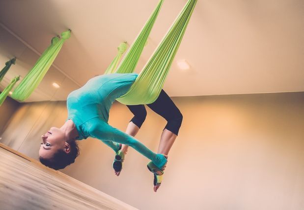 Aerial joga – ćwiczenia w hamaku
