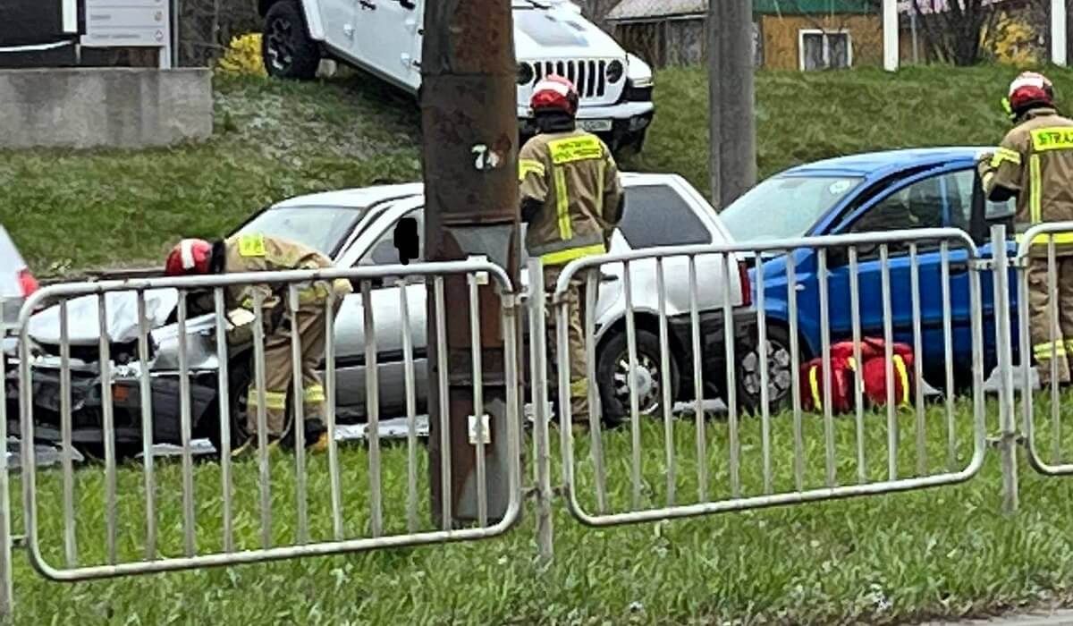 Zderzenie dwóch aut ze śmieciarką na ul. Mełgiewskiej