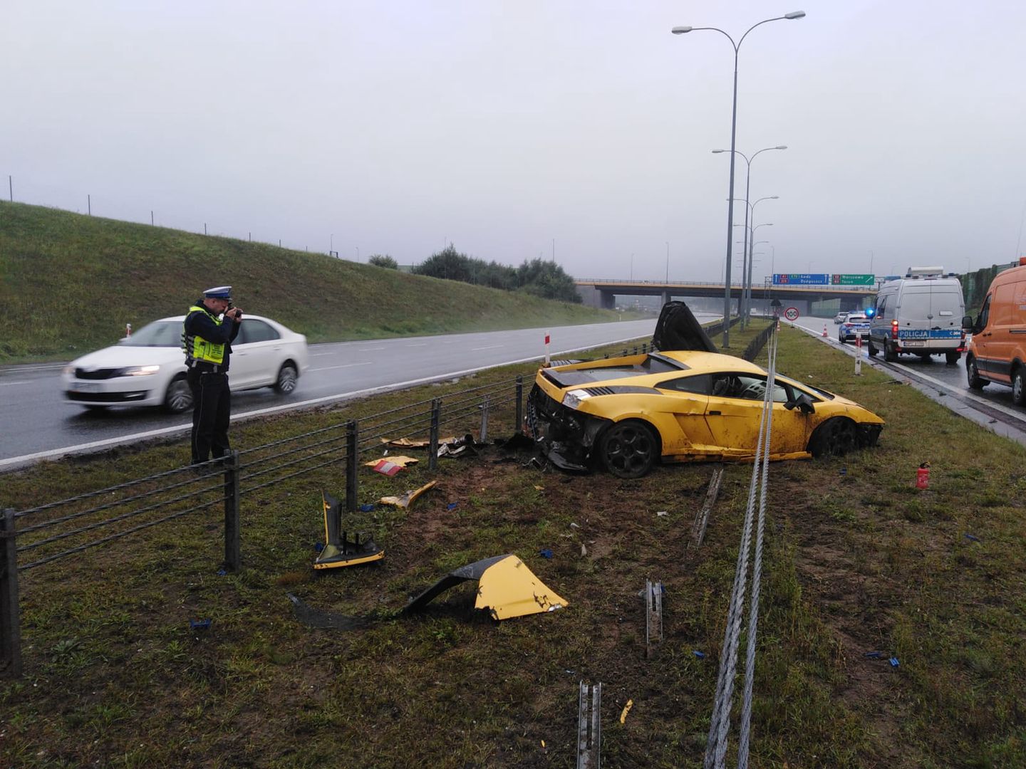 Kierowca lamborghini gallardo jechał trasą A1 w kierunku Łodzi, gdy stracił panowanie nad autem