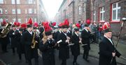 Katowice: Orkiestra górnicza obudziła mieszkańców Nikiszowca. Gra dla nich od 114 lat