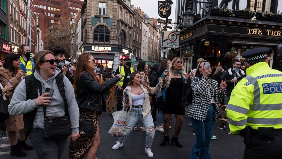 Koronawirus im niestraszny. Imprezowy szał w Wielkiej Brytanii