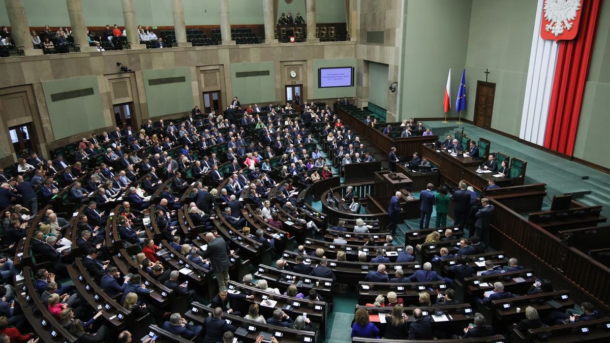 obrady Sejmu
Warszawa, 05.03.2025. Pos�owie na sali plenarnej Sejmu w Warszawie, 5 bm. Izba rozpoczyna trzydniowe posiedzenie; zajmie si� m.in. rz�dowym projektem ustawy, kt�ry zmienia zasady delegowania s�dzi�w do orzekania w innych s�dach oraz przyznawania dodatk�w do wynagrodzenia z tytu�u delegowania. (amb) PAP/Rafa� Guz
Rafa� Guz
obrady Sejmu, polityk, polityka, posiedzenie, sala plenarna, sejmie, w Sejmie, X kadencja, 10, 10., delegowanie, Dziesi�ta, kadencji, �awy poselskie, Obrady, Posiedzenie Sejmu, Sala plenarna posiedze� obrad, Sejm RP, s�dziowie