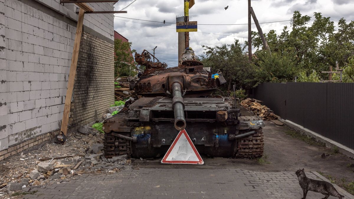 Zniszczony rosyjski czołg - zdjęcie ilustracyjne 