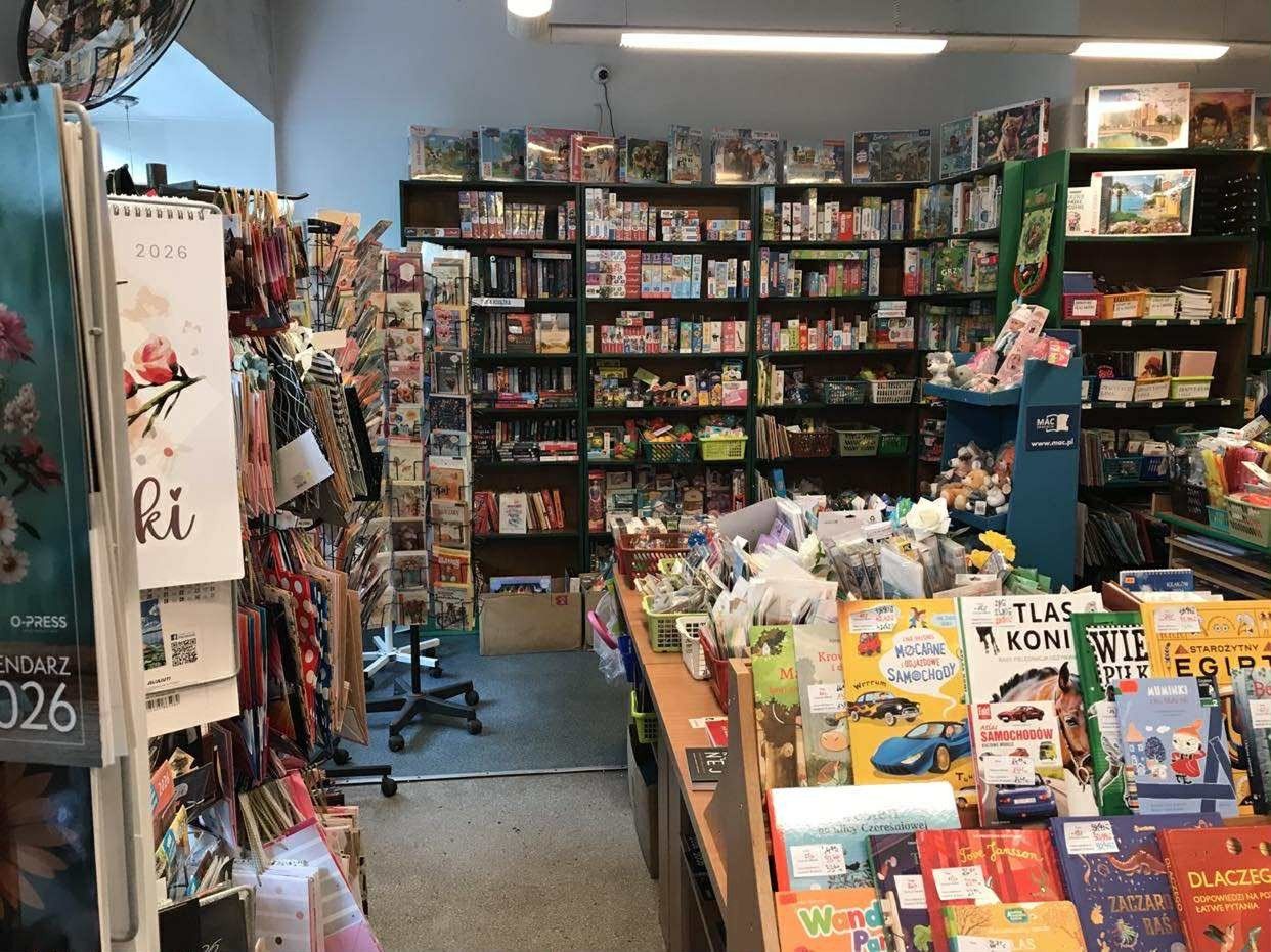Księgarnia znajduje się przy ul. Prądnickiej 77 w Krakowie