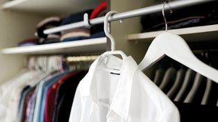 Domowy sposób na mole. Wrzuć do szafy, a już się nie zbliżą