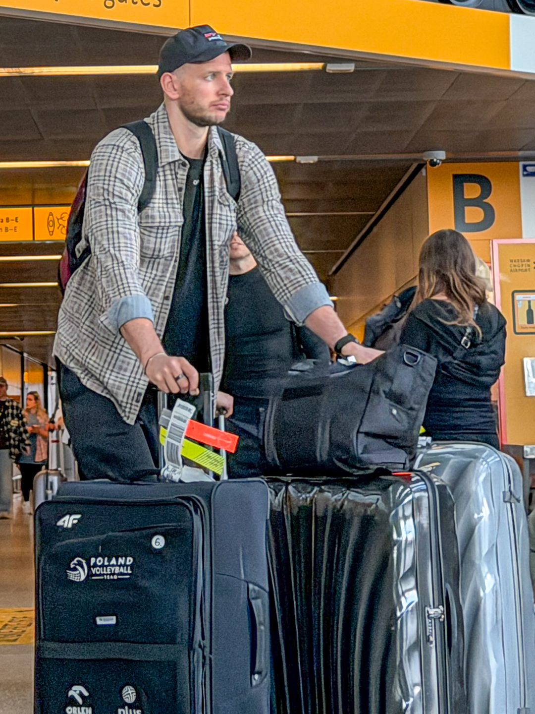 Bartosz Kurek na lotnisku