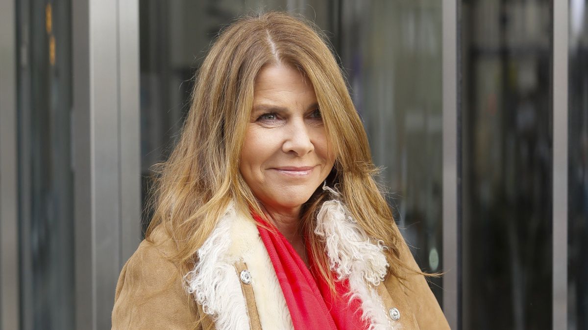 scena z: Katarzyna Kolenda-Zaleska, SK:, , fot. Norbert Nieznanicki/AKPAdamskie, kobieta, kurtka z futerkiem, kurtka zamszowa, szalik czerwony, Katarzyna Kolenda-Zaleska