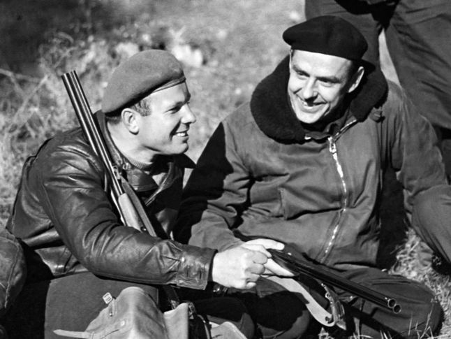 Jurij Gagarin (z lewej) i Władimir Komarow na wspólnym polowaniu