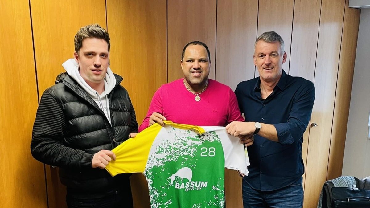 Ailton (w środku) prezentuje koszulkę TSV Bassum