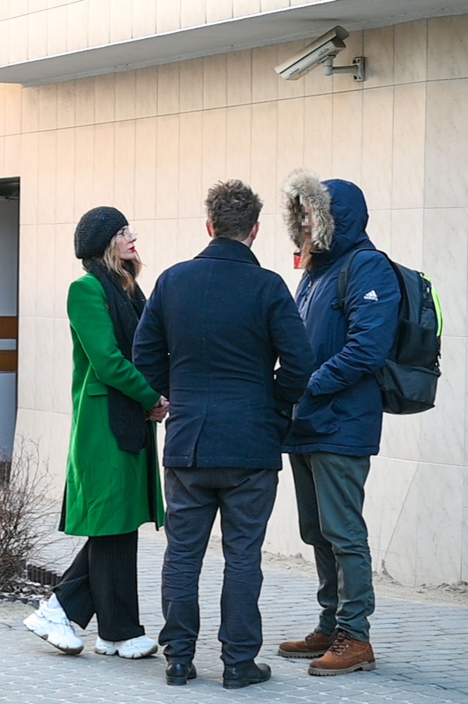 Antoni Królikowski i Izabela opuszczają sąd po usłyszeniu przez aktora wyroku