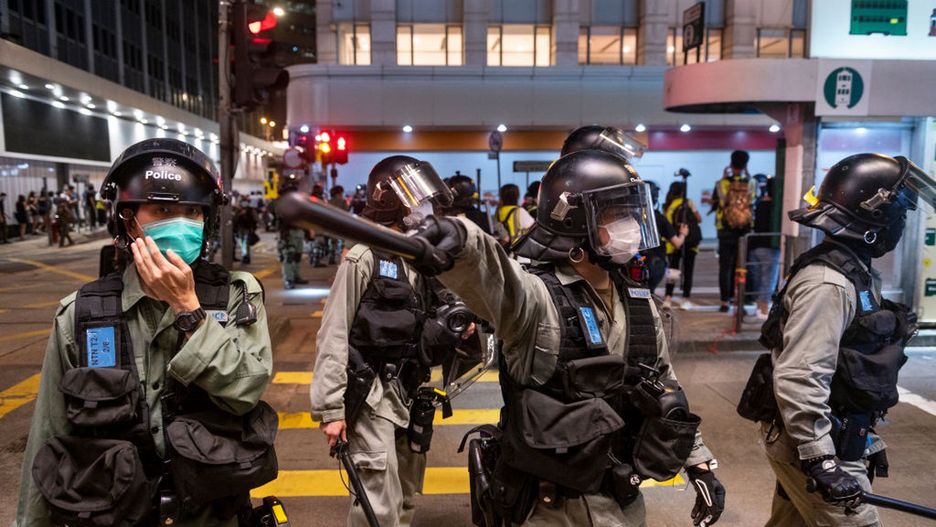 Chińska policja podczas protestów w Hongkongu. 