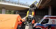 Warszawa. Autobus miejski spadł na Wisłostradę z trasy S8. Są ofiary. Wiele osób rannych