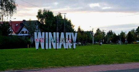 Wielki napis "WINIARY" na osiedlu Winiay – sąsiedzka inicjatywa, która łączy mieszkańców!