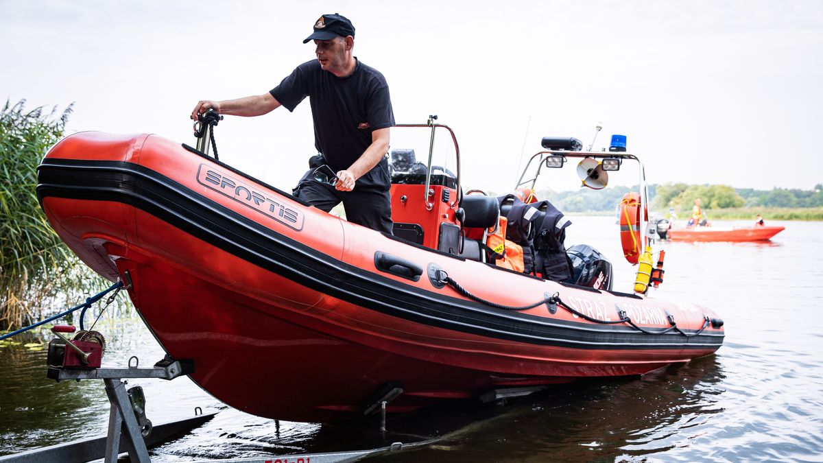 Strażacy pracujący na Odrze
