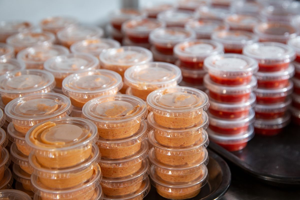 Znikną jednorazowe opakowania ketchupu, kosmetyków i sosów. UE wprowadza kolejny zakaz