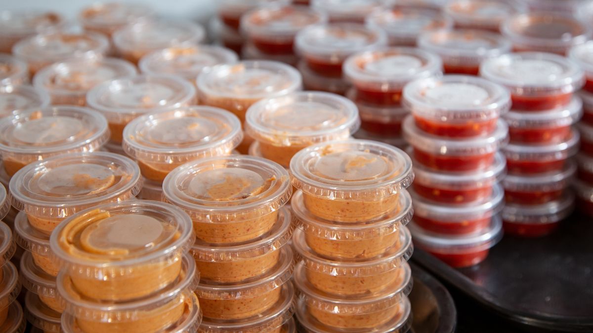 Jednorazowe opakowania na sos.