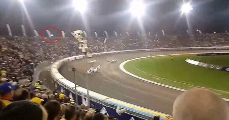 Rzucił butelką w jadących zawodników. Policjanci znają już jego tożsamość
