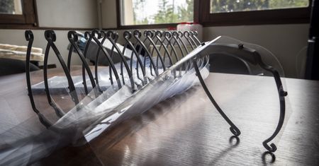 Zmiany od soboty. Zakaz noszenia przyłbic. Obowiązuje też w pracy