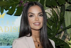 Klaudia El Dursi kusi w bikini nad brzegiem oceanu. Towarzyszy jej wyjątkowy kompan