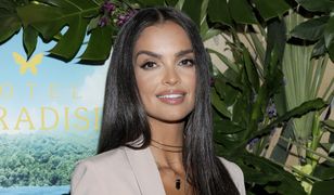 Klaudia El Dursi kusi w bikini nad brzegiem oceanu. Towarzyszy jej wyjątkowy kompan