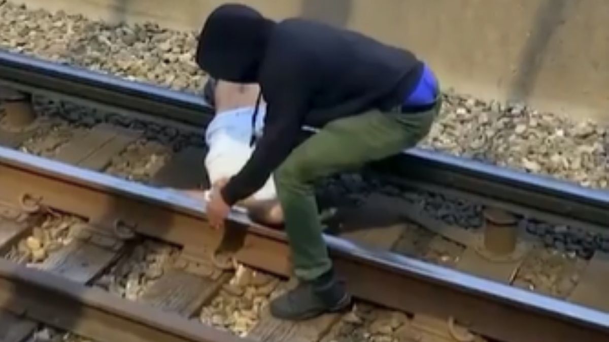 Spadł na szyny i stracił przytomność. Czekałaby go pewna śmierć, gdyby nie bohaterski przechodzień 