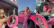Lila Janowska ekscytuje się krzykliwymi ozdobami do samochodu. Internauci pouczają: "WYPADEK GWARANTOWANY" (ZDJĘCIA)