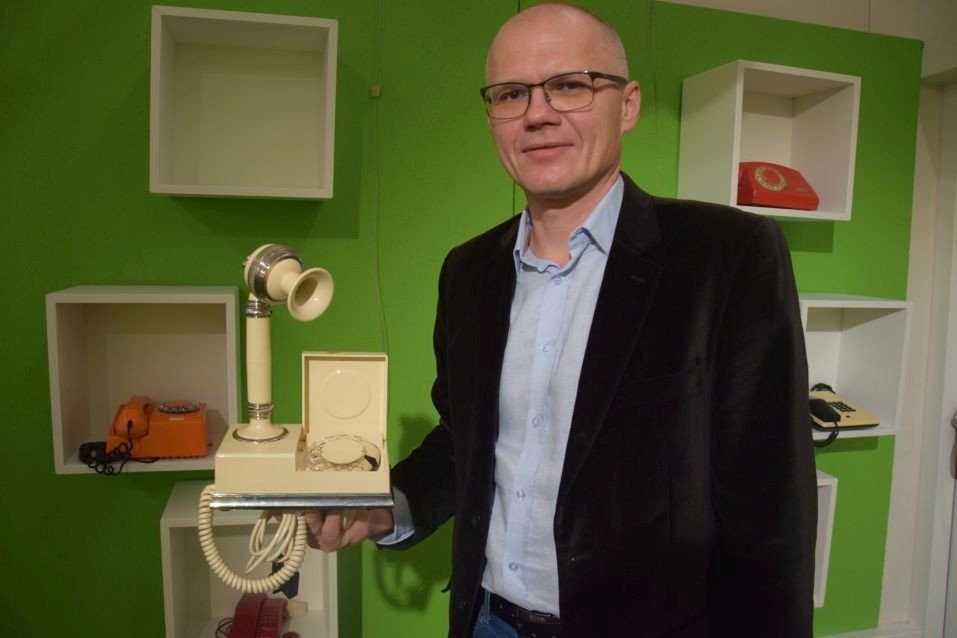 - Telefon Malwa to projekt z lat 70-tych, był produkowany jeszcze w latach 90-tych ubiegłego wieku - mówi Sebastian Pawłowski, który na wystawę wypożyczył swoją kolekcję aparatów z Radomskiej Wytwórni Telefonów. 