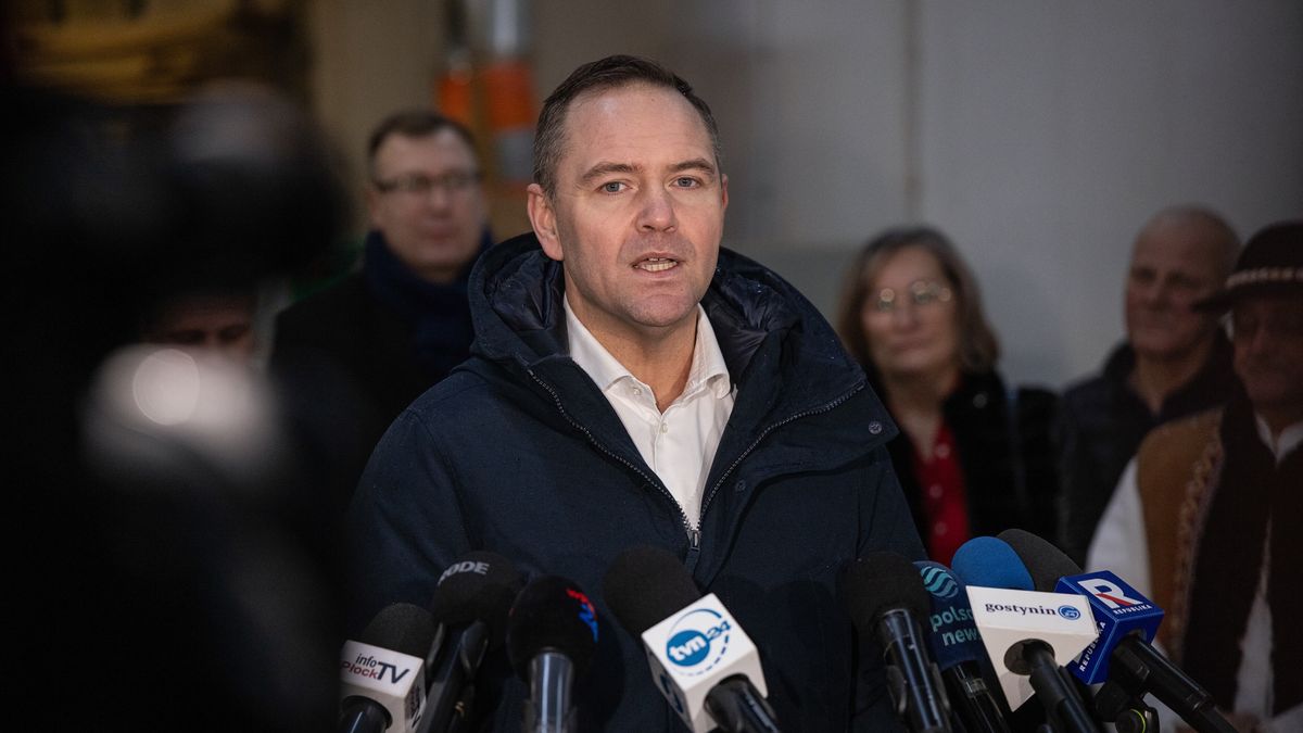 Leśniewice, 07.01.2025. Kandydat Komitetu Obywatelskiego w przyszłorocznych wyborach na prezydenta RP, popierany przez Prawo i Sprawiedliwość, prezes Instytutu Pamięci Narodowej Karol Nawrocki (C) podczas wizyty w Leśniewicach k. Gostynina, gdzie odwiedził rodzinną firmę Tartak Halama, 7 bm. (amb) PAP/Szymon Łabiński