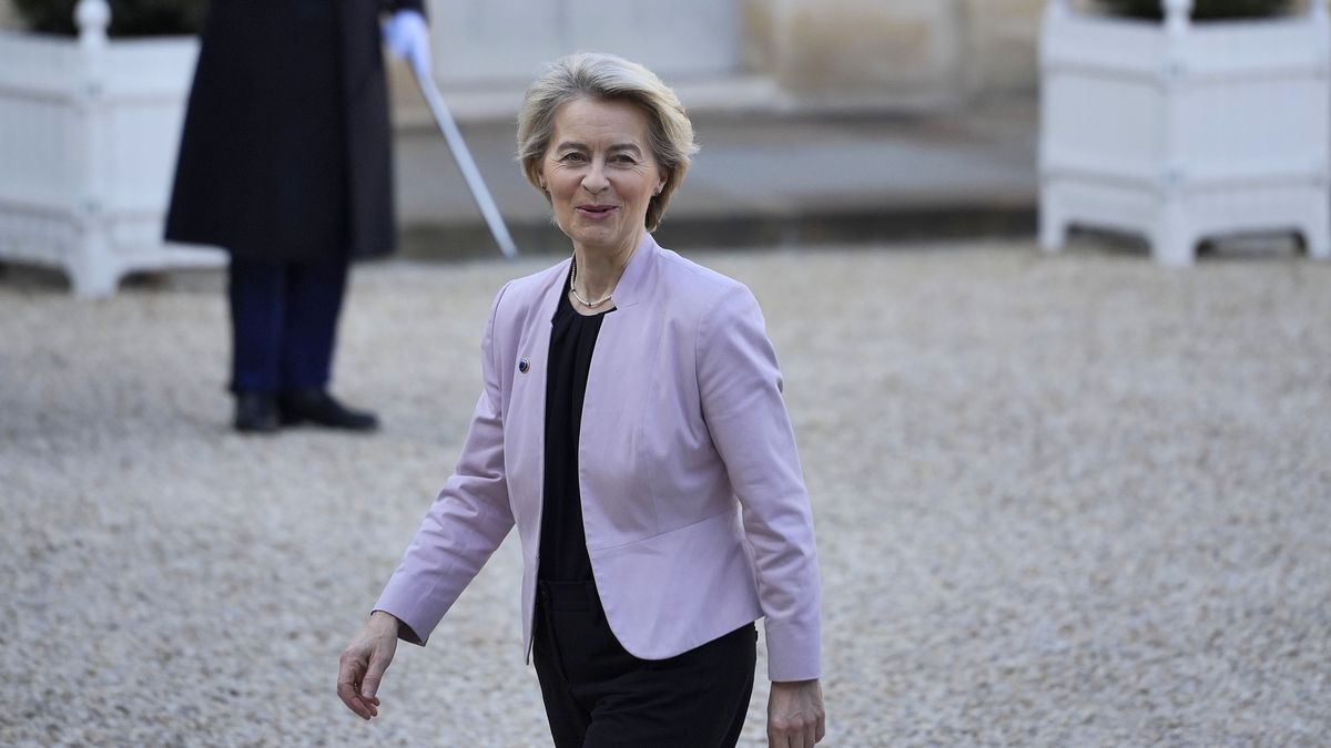 PARIS, FRANCE - FEBRUARY 17: President of the European Union Ursula Von Der Leyen arrives at Elysee Palace on February 17, 2025 in Paris, France. As the USA and Russia convene talks in Saudi Arabia hoping to bring to an end the Russia/Ukraine war, President Macron invites European leaders to a summit to discuss security spending and the part they can play in the future of Ukraine. The UK Prime Minister has said he is prepared to commit troops on the ground in Ukraine as part of a peacekeeping force, as has the CDU party defence spokesperson in Germany. (Photo by Remon Haazen/Getty Images)
