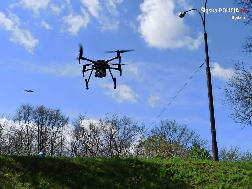 Będzin. Dron pomaga policjantom w walce z piratami drogowymi.