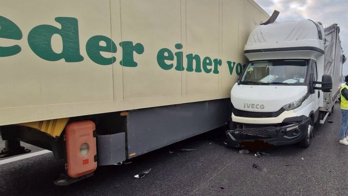 Iveco wjechało w naczepę ciężarówki na S12
