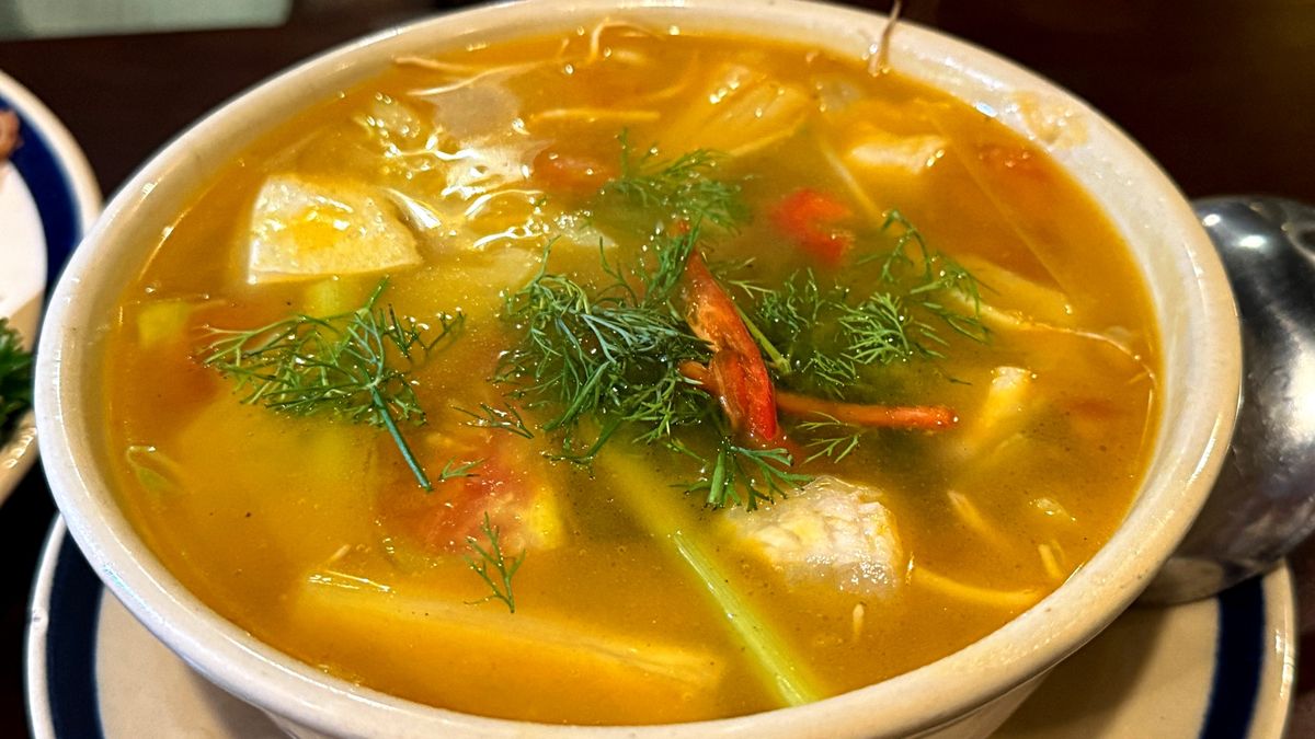 Zupa to nie tylko rozgrzewający posiłek, ale też prosta metoda na uzupełnienie płynów i elektrolitów.