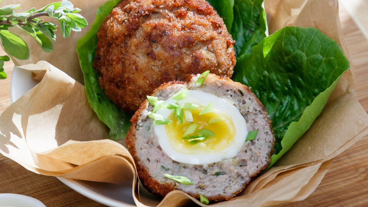 Jajka po szkocku. Prosty przepis na pyszne śniadanie