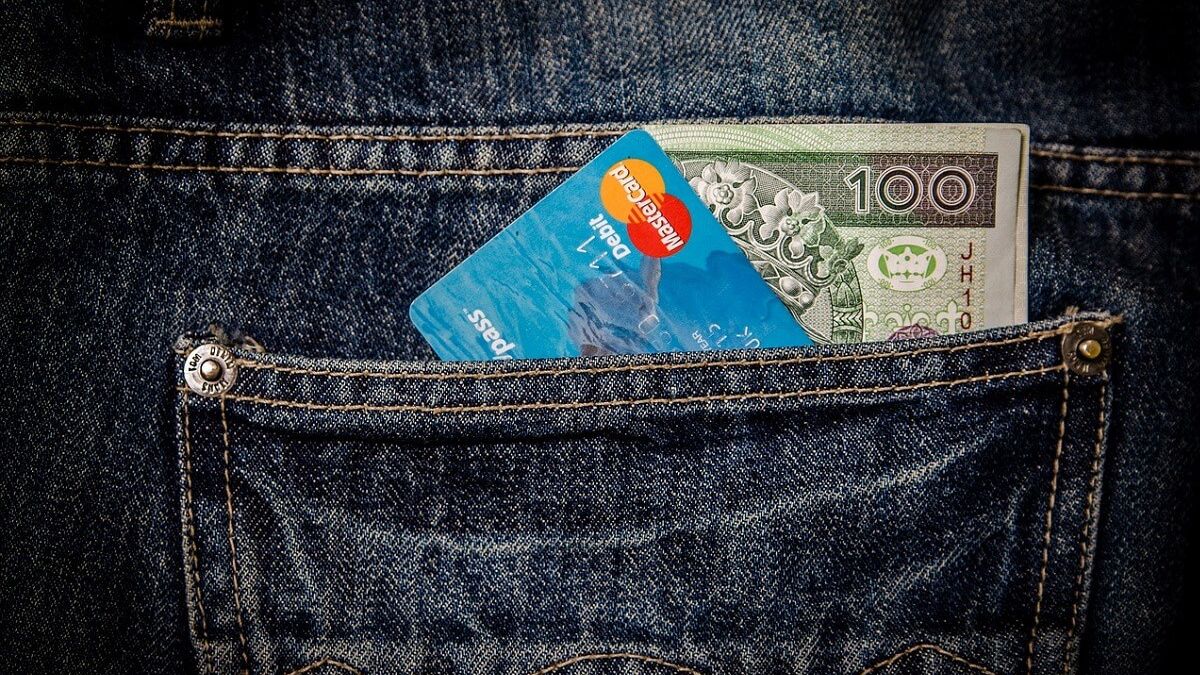 Gotówka i karta bankomatowa w kieszeni