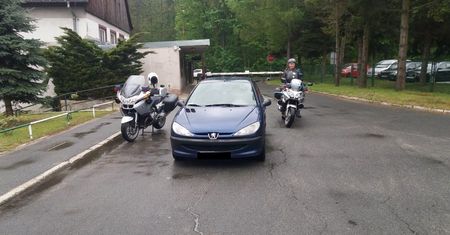 Kierowcy bez uprawnień przyjechali na komendę. Chcieli odebrać auto