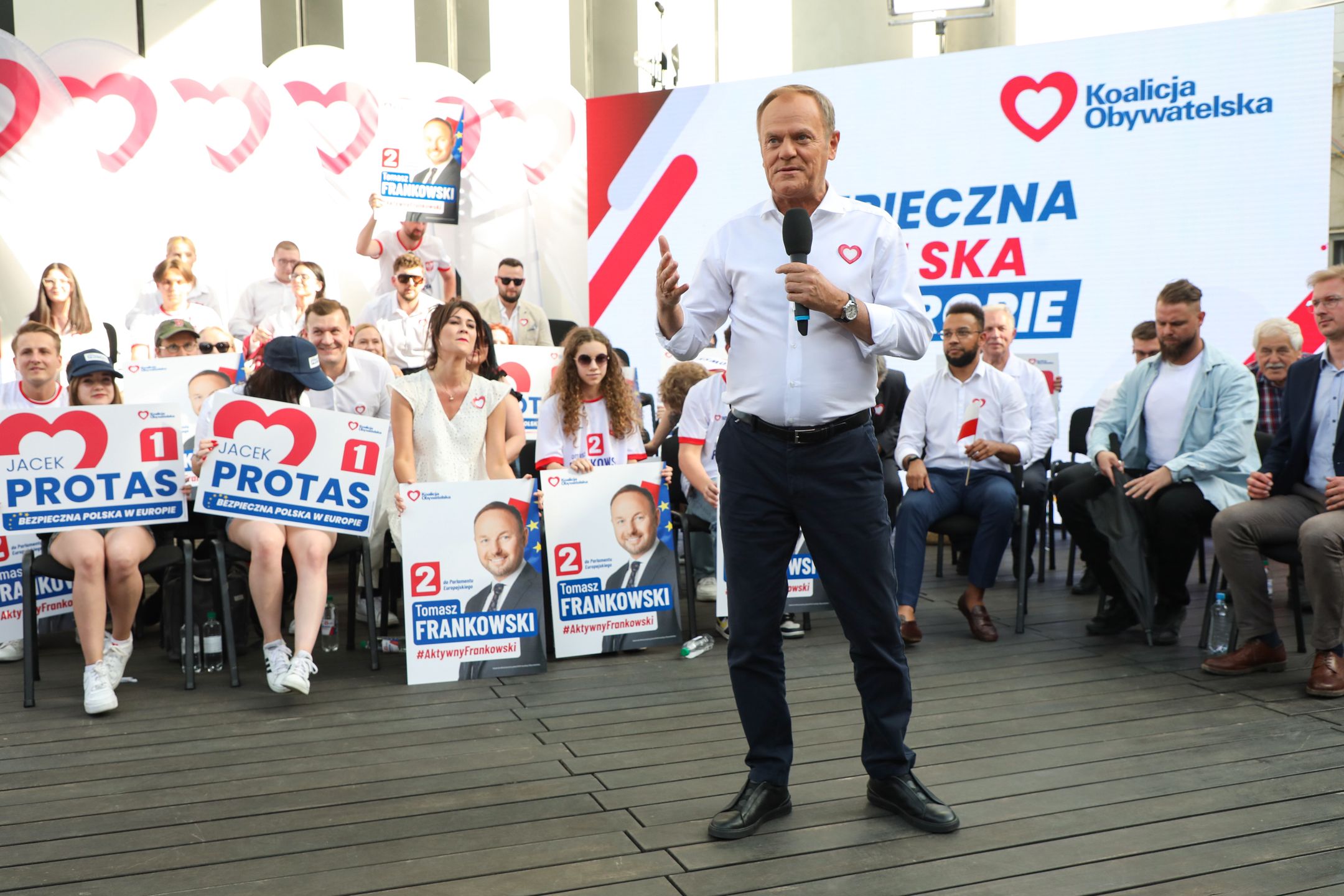 Białystok, 24.05.2024. Premier Donald Tusk (C) podczas otwartego spotkania z mieszkańcami miasta w Amfiteatrze Opery i Filharmonii Podlaskiej w Białymstoku, 24 bm. (amb) PAP/Artur Reszko