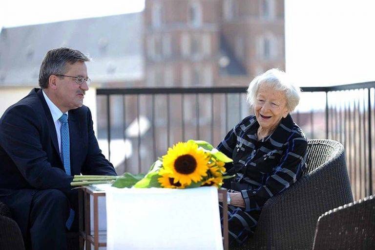 Szymborska nie lubiła rozgłosu i mówienia o sobie, źle znosiła zainteresowanie swoją osobą, i to do tego stopnia, iż miała nadzieję, że nie otrzyma Nagrody Nobla. fot. Bronisław Komorowski 