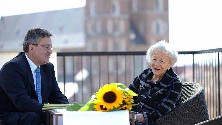 Szymborska nie lubiła rozgłosu i mówienia o sobie, źle znosiła zainteresowanie swoją osobą, i to do tego stopnia, iż miała nadzieję, że nie otrzyma Nagrody Nobla. fot. Bronisław Komorowski 