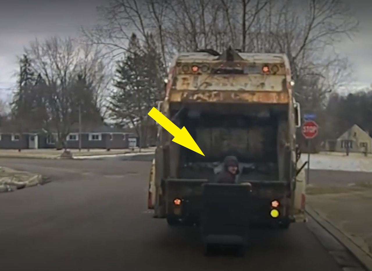 Ukrył się w koszu na śmieci. Pracownik aż odskoczył. Nagranie