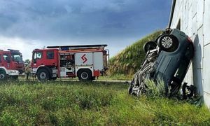 Śmiertelny wypadek pod Raciborami. Auto uderzyło w wiadukt kolejowy